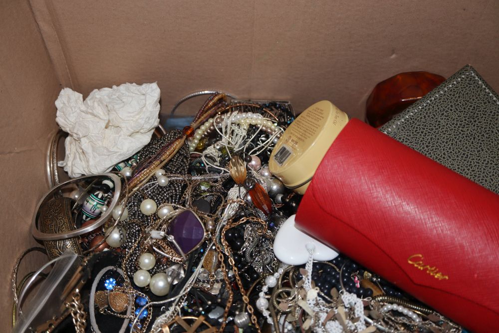 A large quantity of assorted items including mainly costume jewellery.